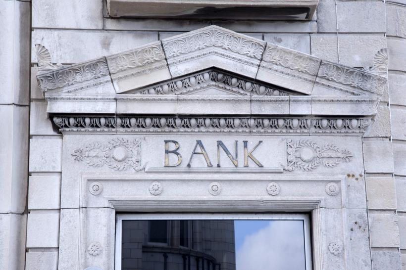 SURPRIZĂ pe piața bancară din România: Una dintre cele mai cunoscute bănci va fi VÂNDUTĂ