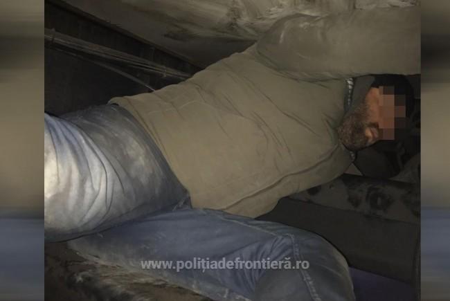 Arad: Un cetăţean turc a încercat să iasă din ţară ascuns sub şasiul unui automarfar