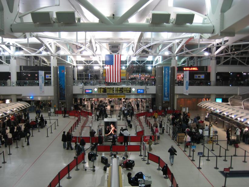 SUA: Un bărbat a ameninţat şi lovit o angajată a aeroportului JFK din New York întrucât purta hijab