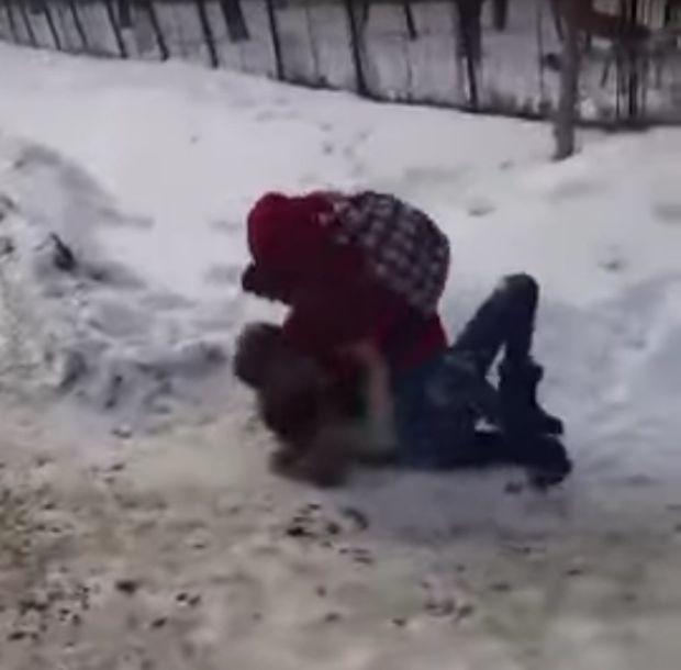 Botoșani. Două eleve au fost filmate cum se băteau, în fața unei școli, dar nimeni nu a intervenit