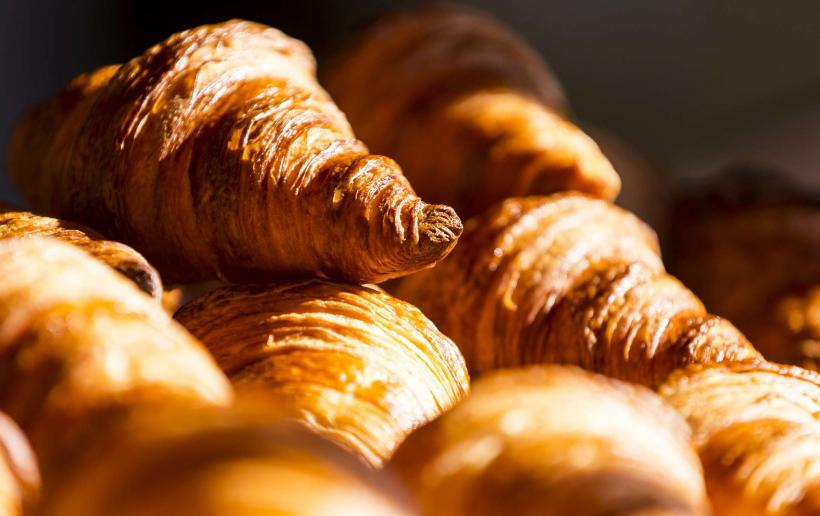 REŢETA ZILEI: Croissante cu şuncă şi caşcaval