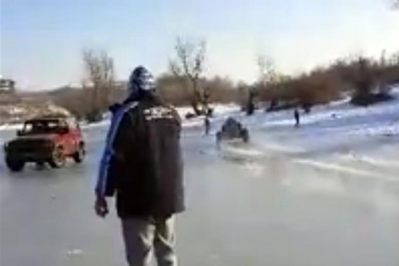 VIDEO - Doi şoferi, amatori de senzaţii tari, s-au plimbat cu maşinile pe lacul Cinciş