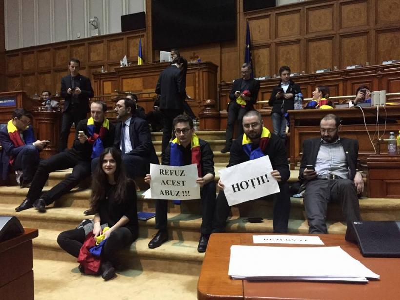 Nou protest USR în Parlament, în debutul şedinţei CExN al PSD