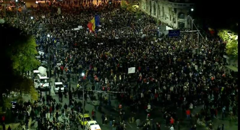 Protest Bucuresti. Peste 500 de persoane protestează în fața Guvernului