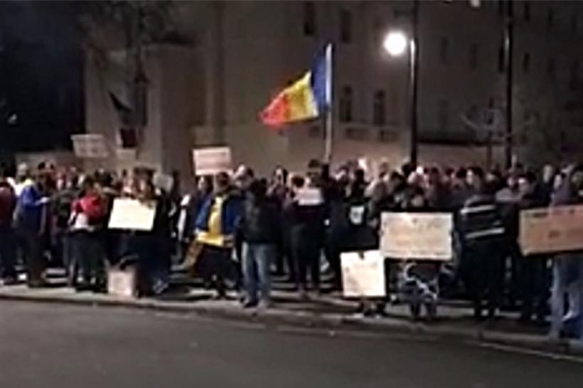 Zeci de români protestează la Londra împotriva guvernului Grindeanu