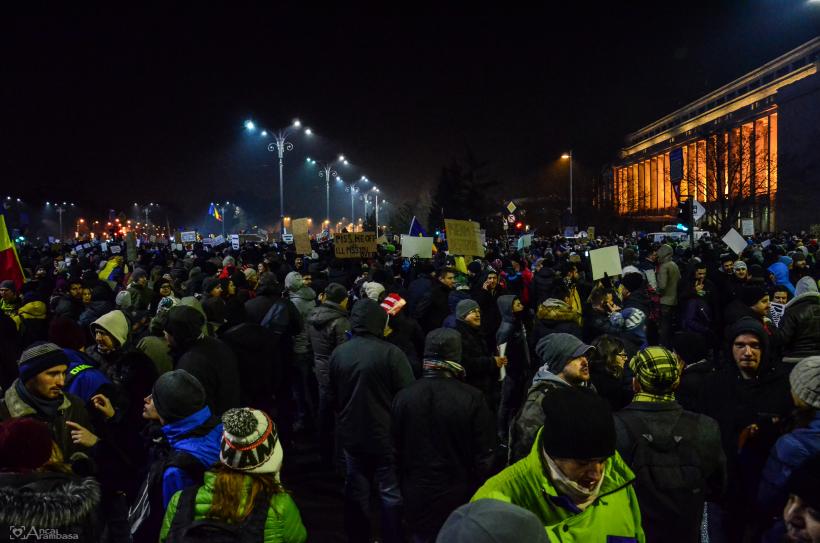 GALERIE FOTO - A treia zi de proteste din Piața Victoriei
