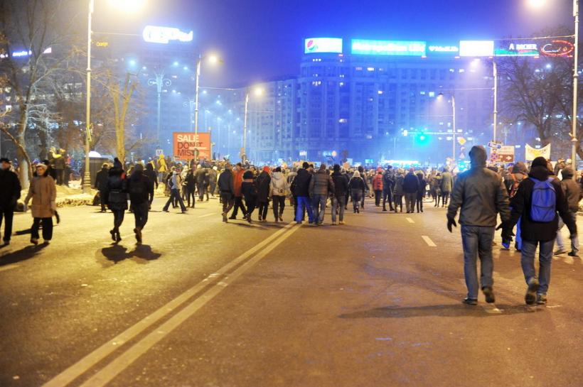 UPDATE: A 7-a zi de proteste în fața Guvernului; 10.000 de oameni sunt în Piața Victoriei