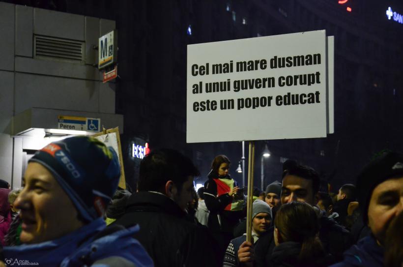 GALERIE FOTO - A șasea zi de proteste din Piața Victoriei 18566212