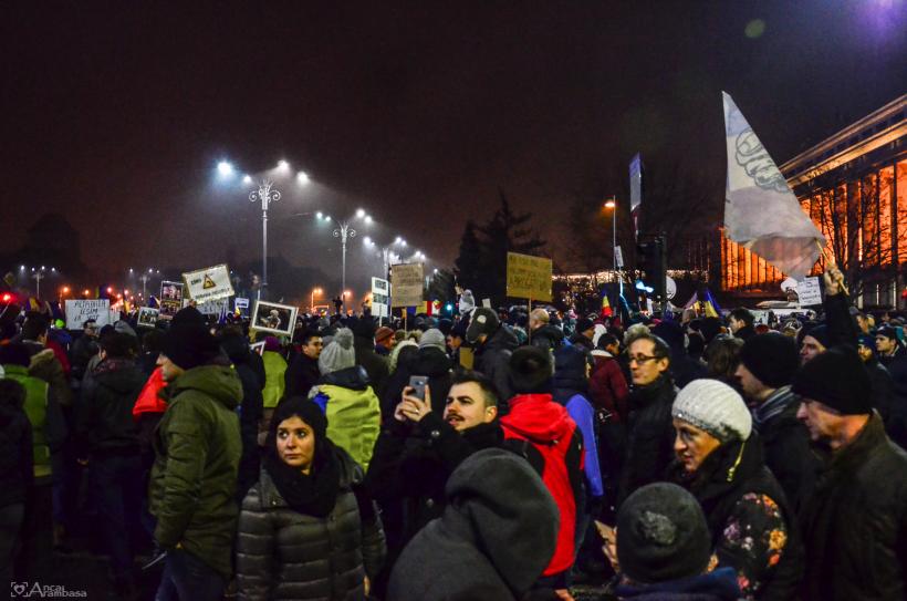GALERIE FOTO - A șasea zi de proteste din Piața Victoriei 18566215
