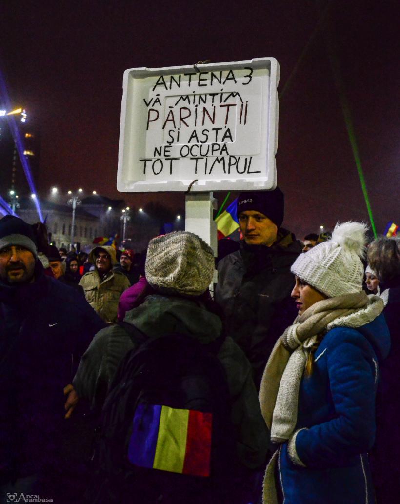 GALERIE FOTO - A șasea zi de proteste din Piața Victoriei 18566217