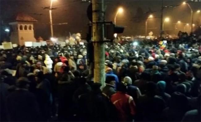 Peste 2.500 de oameni la contramanifestaţia de la Palatul Cotroceni 