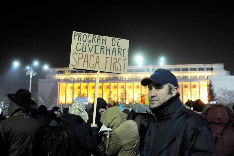 Protest pentru a 8-a zi consecutiv în fața Palatului Victoriei