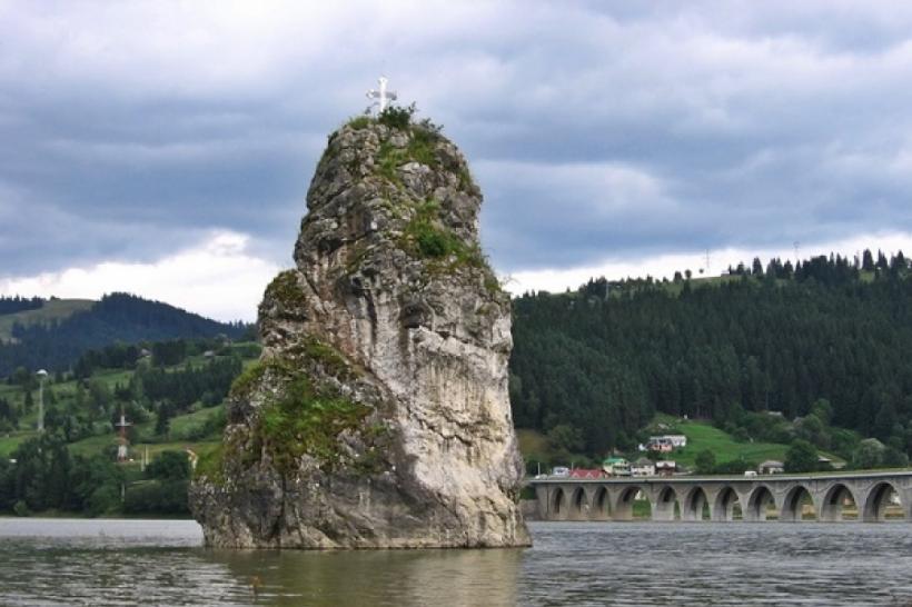 LOCURI MISTERIOASE din România - Diavolul și cele 3 pietre ale sale