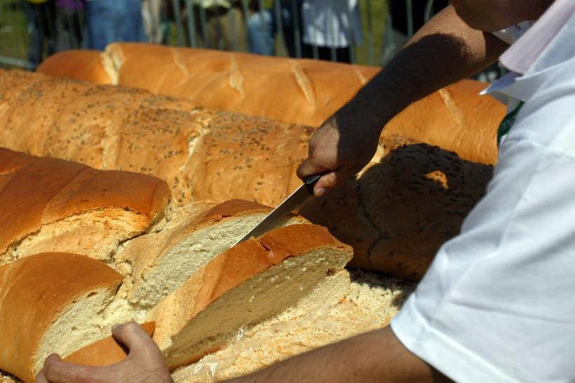 Pâinea s-a scumpit în Vaslui cu 20% după creşterea salariului minim