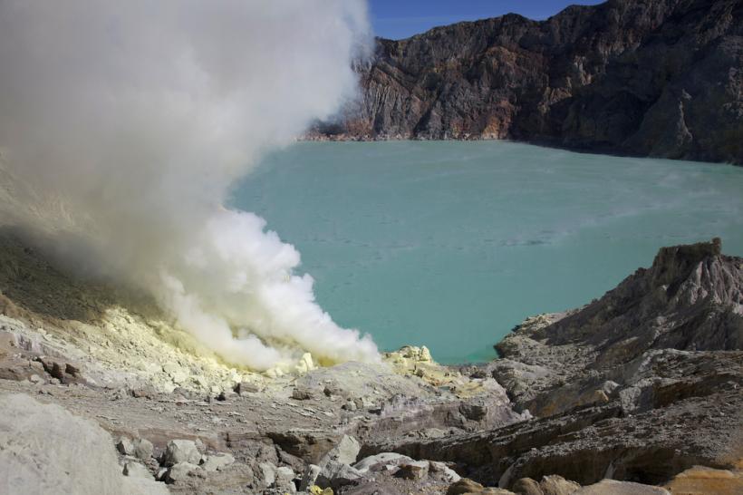 VIDEO! Un vulcan din Indonezia are lava albastră
