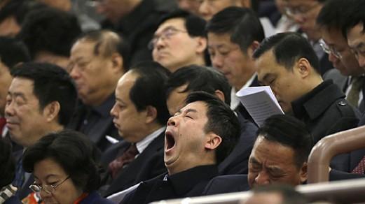 Mai mulţi oficiali din China, surprinşi moţăind tocmai la o şedinţă motivaţională despre leneveala la muncă