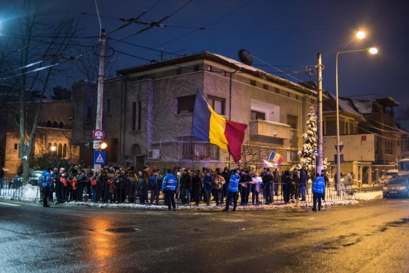 Protest Bucureşti: Peste 300 de persoane la Palatul Cotroceni