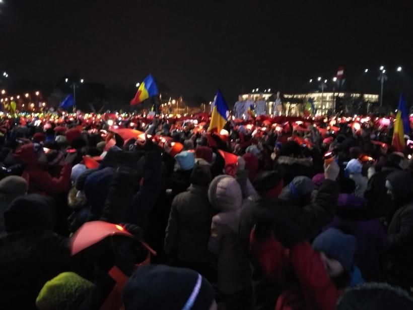 A 13-a zi de proteste în Piața Victoriei. Câteva zeci de mii de manifestanţi au format tricolorul