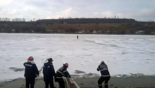 Un bărbat blocat pe canalul Dunăre-Marea Neagră, a fost salvat de pompieri