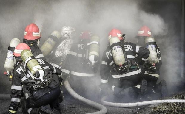 Incendiu la o hală cu materiale plastice din Slatina. Focul a fost stins după 7 ore 