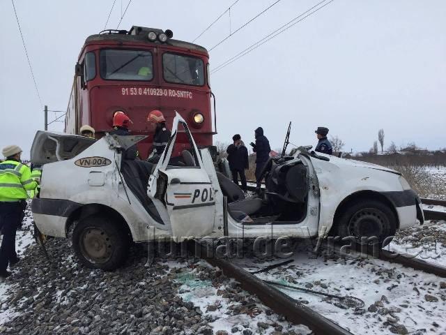 Maşină de poliţie lovită de tren, în Vrancea! Traficul feroviar e blocat în zona Făurei-Garoafa