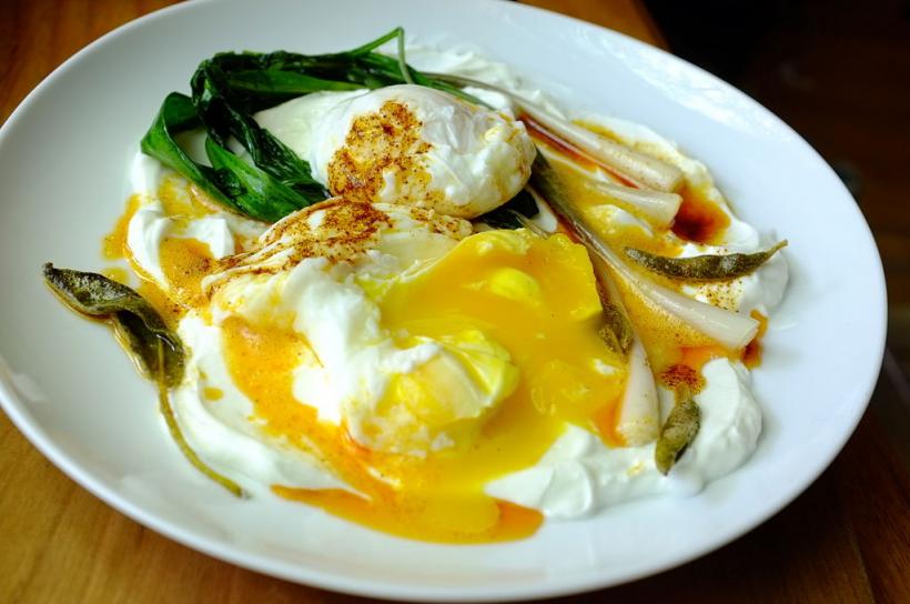 REŢETA ZILEI: Ouă turceşti cu unt şi chilli