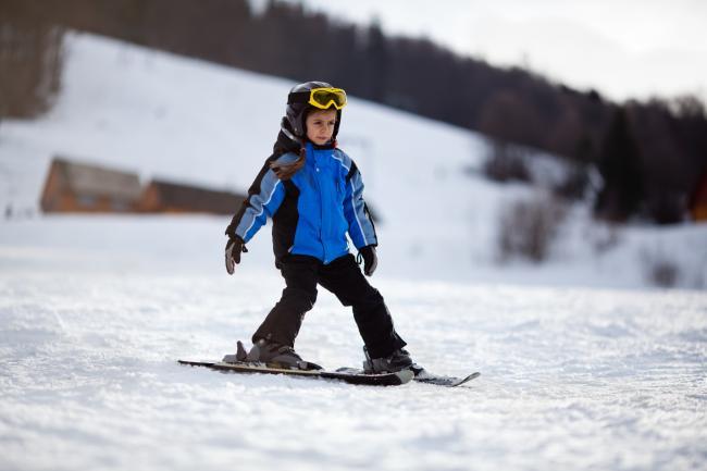Amatorii de schi se pot delecta pe pârtiile de la Șureanu, condițiile sunt excelente