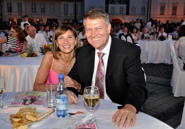 Carmen şi Klaus Iohannis aşteaptă sentinţa