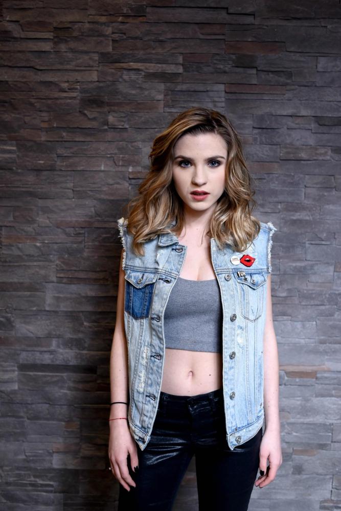 Happy Channel. Carmen Tănase, Cristina Ciobănașu (Criss), Vlad Gherman și Rapha Tudor joacă în primul iSerial din România, “Când mama nu-i acasă” 18567556