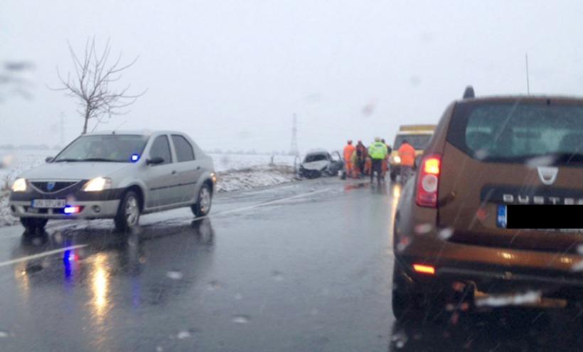 Accident GRAV în Vrancea, un autoturism a luat foc după un impact violent