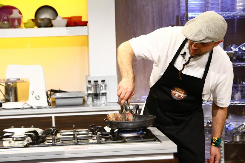 Chefi la cuțite. Revine coșmarul lui Scărlătescu, în timp ce Pacha Man și Don Baxter îi păcălesc pe juraţi! 18567735