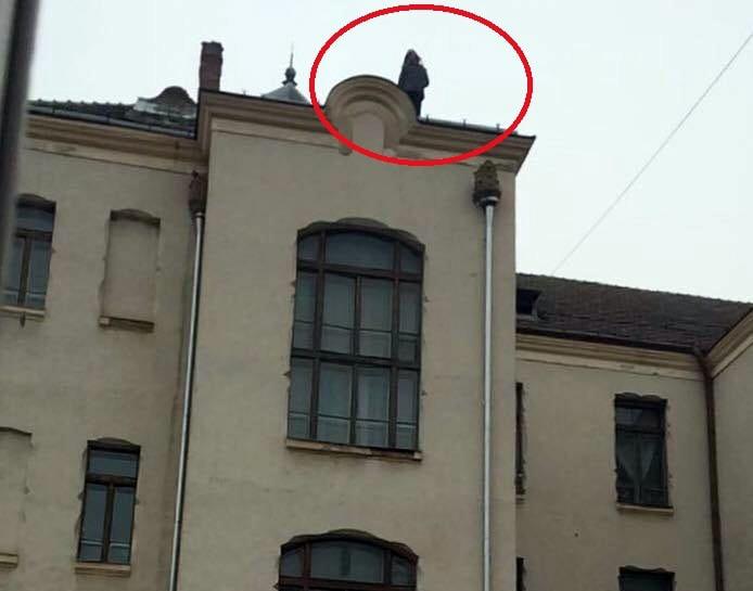 Sălaj - Un adolescent a vrut să se arunce de pe acoperişul şcolii