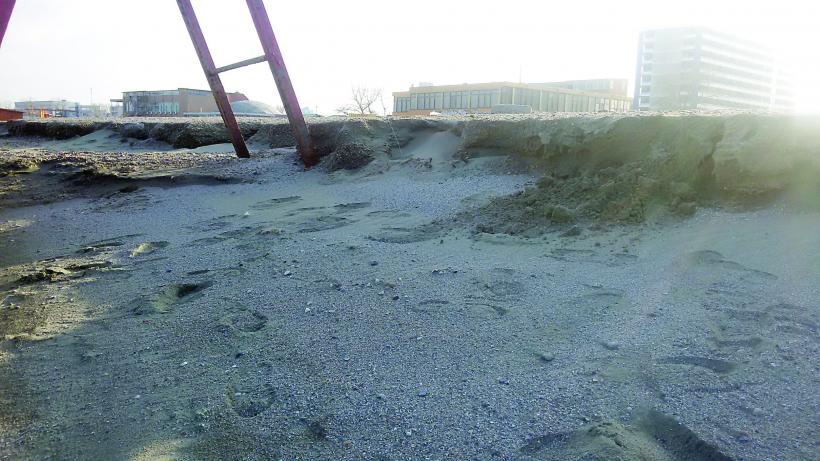 Valurile au luat milioane de euro de pe plaja din Mamaia