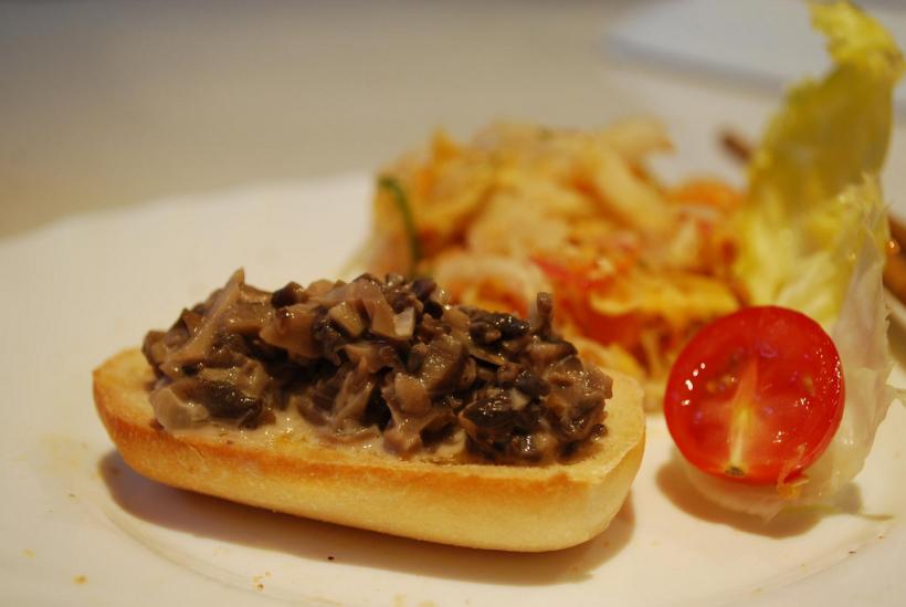REŢETA ZILEI: Bruschete cu ciuperci şi brânză pufoasă