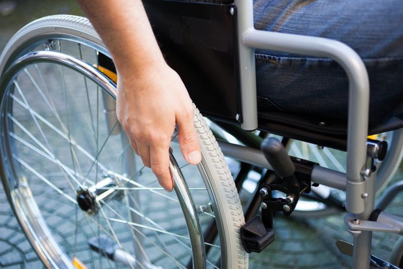Pacienţi în scaun cu rotile, obligaţi să meargă sute de kilometri pentru reţetă