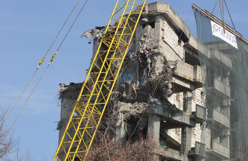 GALERIE FOTO - Demolarea clădirii de lângă Pasajul Băneasa 18568351