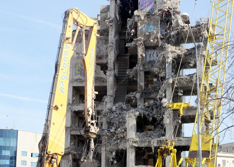 GALERIE FOTO - Demolarea clădirii de lângă Pasajul Băneasa 18568352