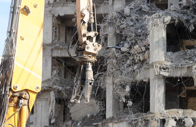 GALERIE FOTO - Demolarea clădirii de lângă Pasajul Băneasa 18568353