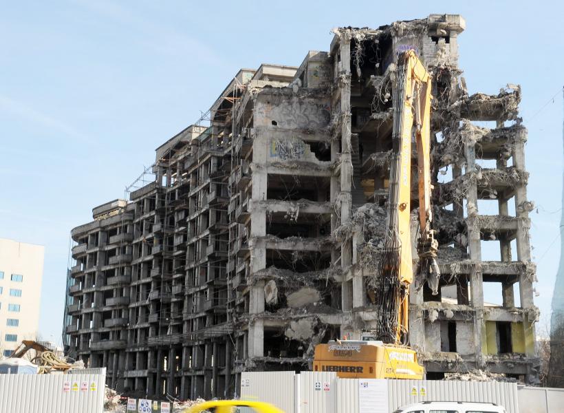 GALERIE FOTO - Demolarea clădirii de lângă Pasajul Băneasa