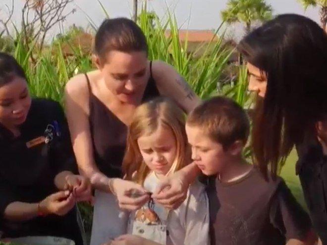 VIDEO - Angelina Jolie şi copiii ei au mâncat păianjeni şi scorpioni în Cambodgia