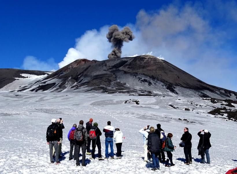 VIDEO - Vulcanul Etna a erupt oferind un spectacol de lumină portocalie