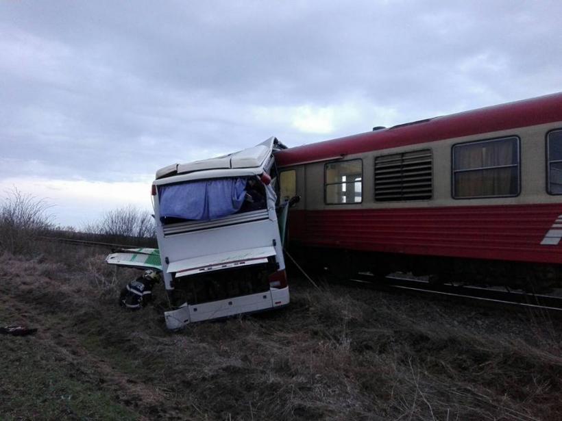 Grav accident feroviar în Timiș. Un autocar a fost lovit în plin de un tren