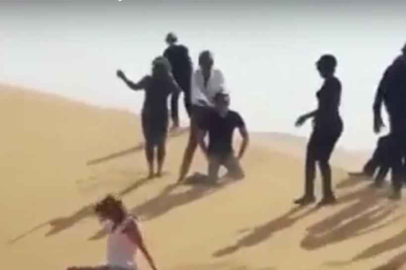 VIDEO - Rod Stewart îşi cere scuze după apariţia unui clip care mimează o execuție ISIS