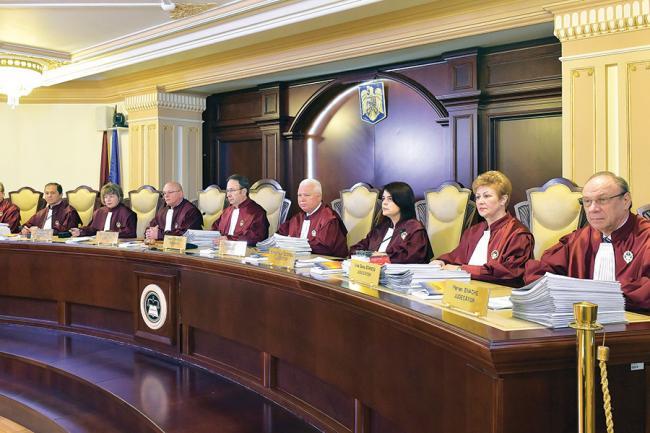 DELIR! Ambasadorul lui Băsescu vrea DESFIINȚAREA Curții Constituționale