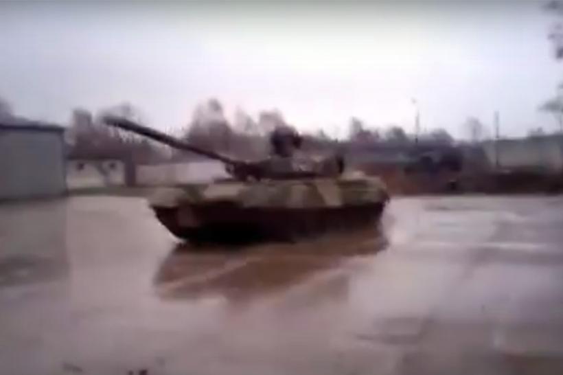 VIDEO - Drifturi cu tancul, numai în Rusia