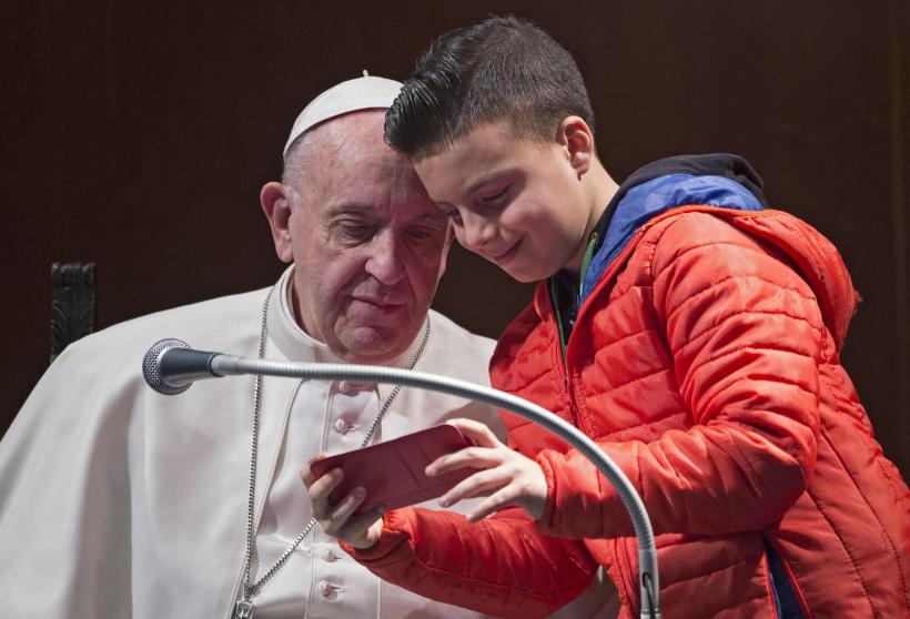 Papa Francisc: Biblia și telefonul mobil sunt indispensabile