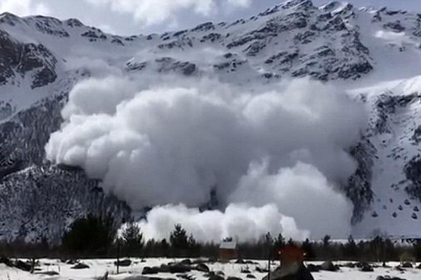 VIDEO - O teribilă avalanşă a măturat o staţiune din Rusia şi a ucis 6 oameni