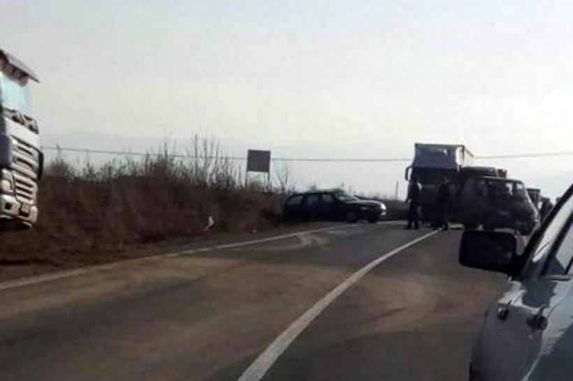BRAŞOV - Un şofer a intrat cu maşina într-o autoutilitară care avea la bord 7 persoane