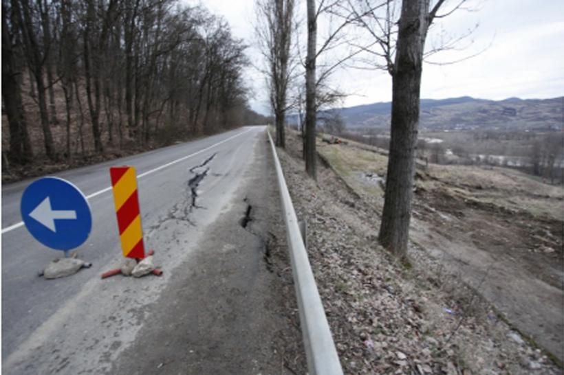 Buzău: Trafic rutier restricţionat pe DN 10 din cauza unei alunecări de teren