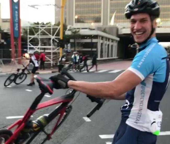 VIDEO - Rafale de vânt de 100 km/h au luat pe sus cicliştii care participau la Cape Town Cycle Tour 